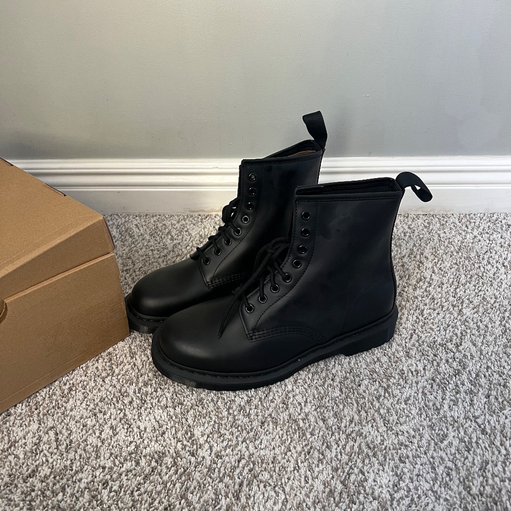 Dr. Martens 1460 Smooth Mono Black Boots Men's Size 10, Women's Size 11 - Picture 3 of 4
